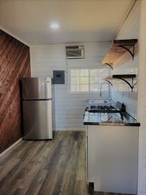 Studio cabin in the heart of Midtown Ruidoso **Move In Special**