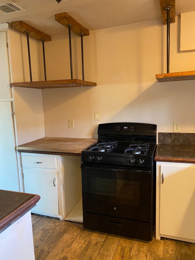 Roswell Apartment: 202 W Tilden Street
