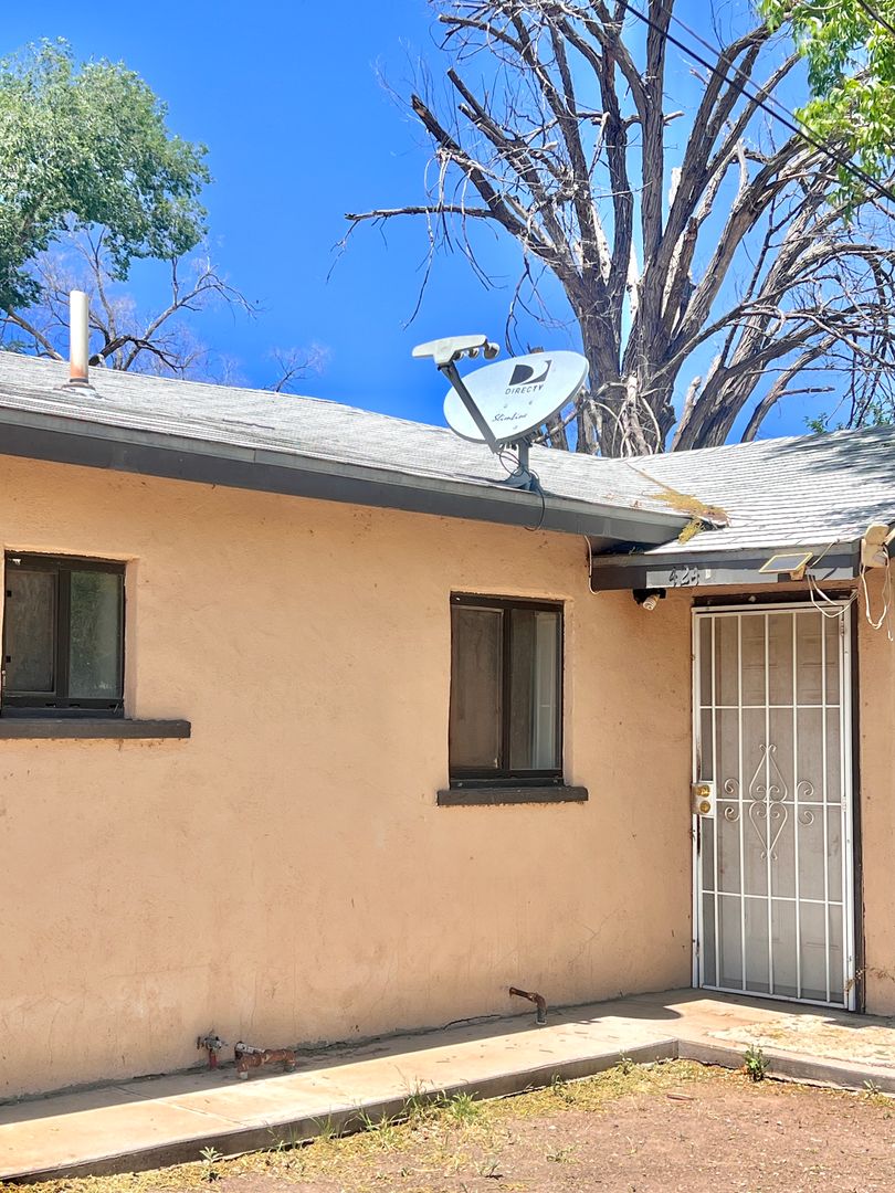 Roswell House: 424-A E 4th St (775)