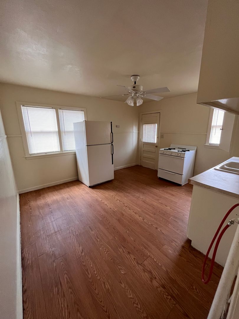 Roswell House: 1705 N Pontiac Dr