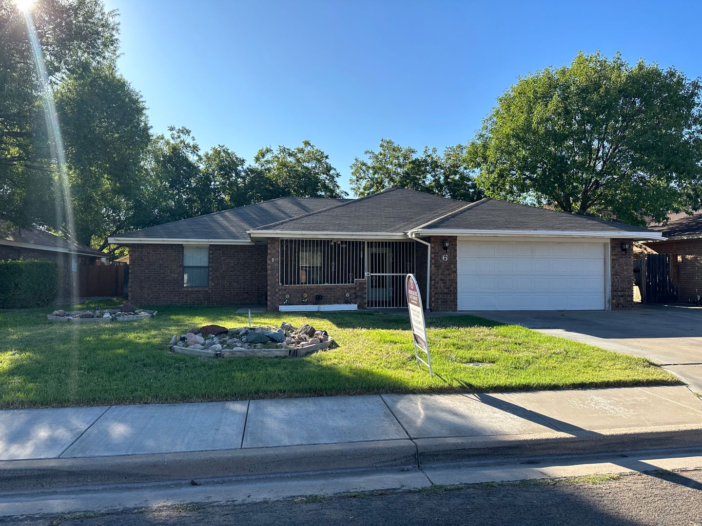 Roswell House: 6 Jardin