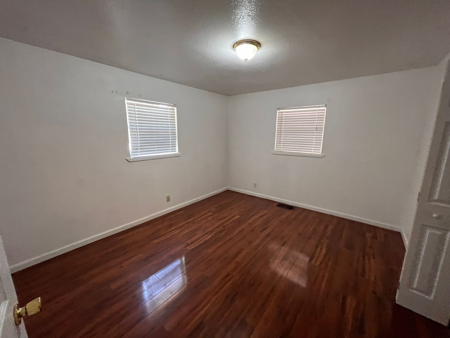 Roswell House: 400 N Elm (806)