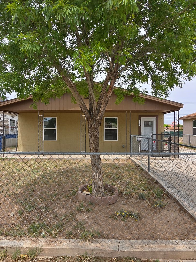 Roswell House: 303 E Bland (840)