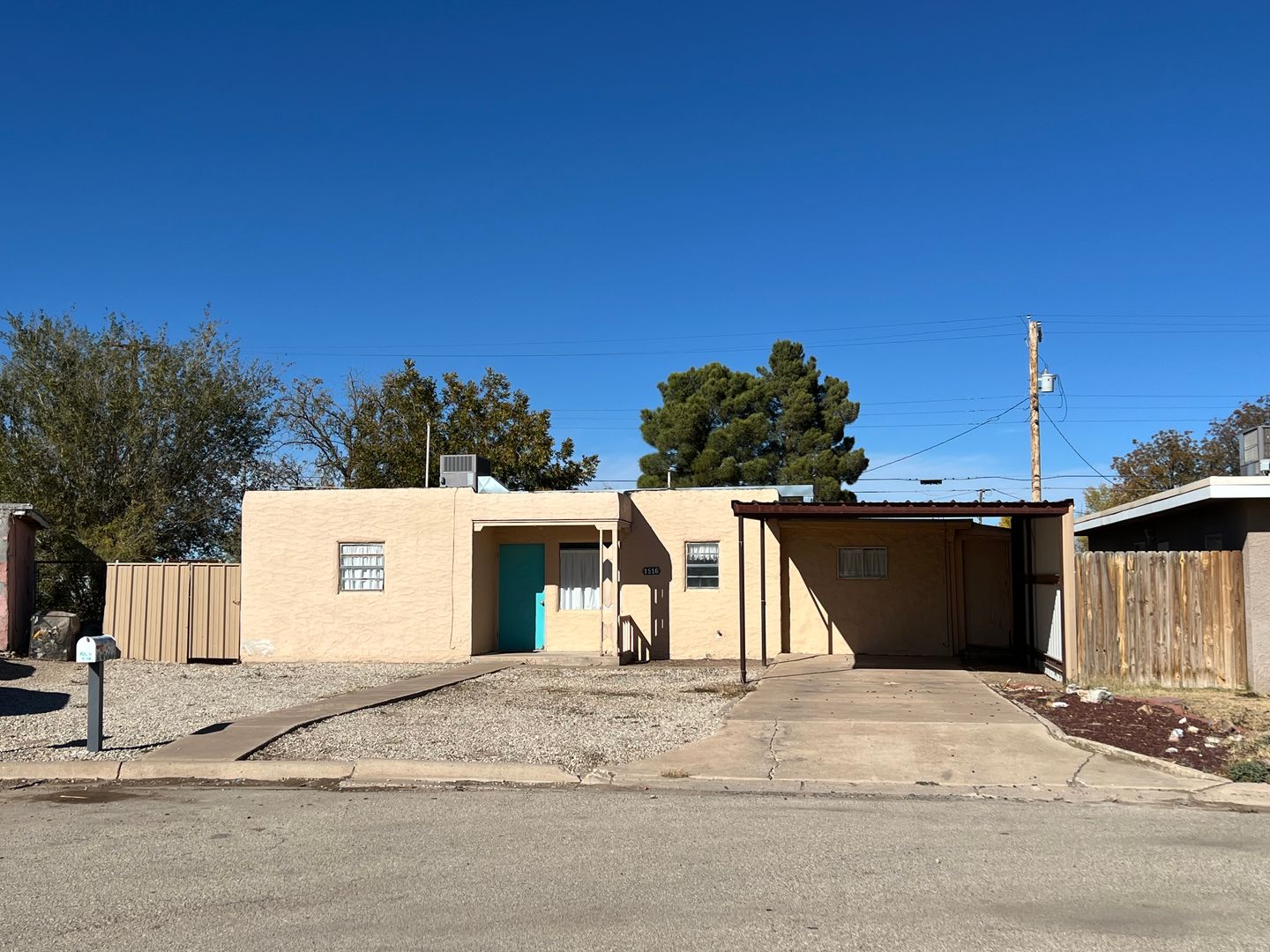 Artesia House: 1516 W. Hank (674)