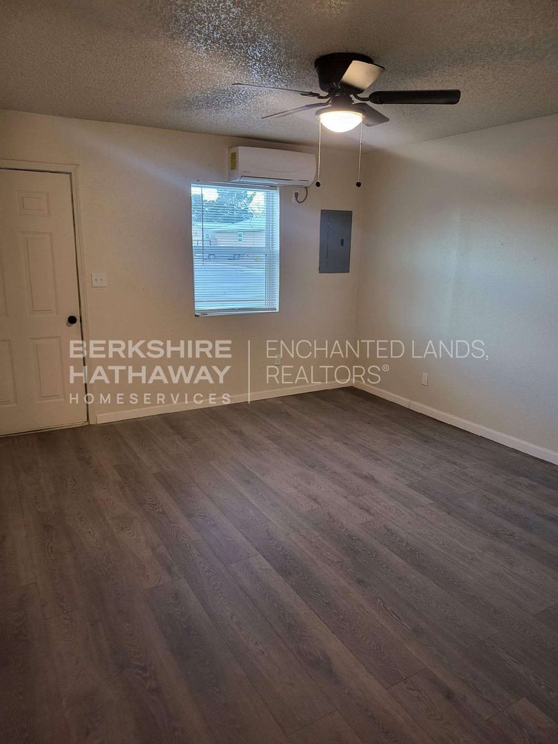 Artesia Apartment: Roselawn