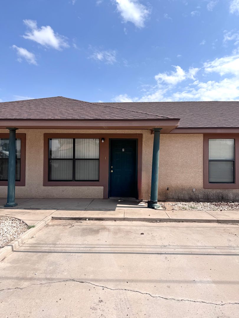 Portales Apartment: 420 E 9th St