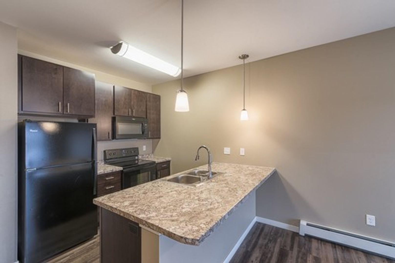 Moorhead Apartment: 1402 Belsly Blvd