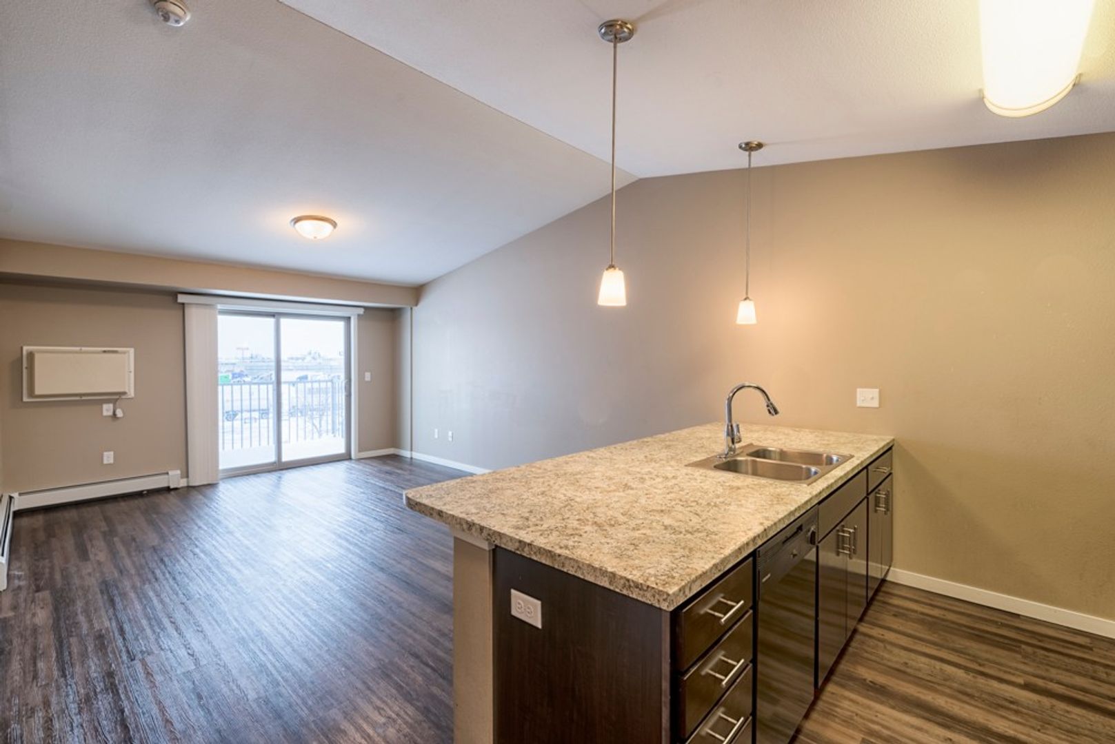 Moorhead Apartment: 1402 Belsly Blvd