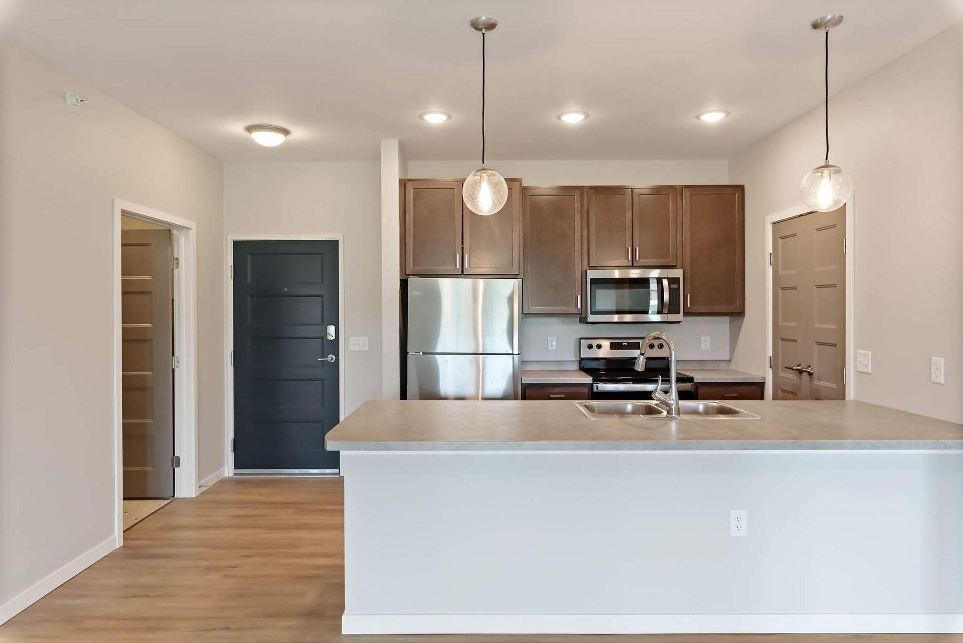 Sioux Falls Apartment: 2121 S Silverthorne Ave