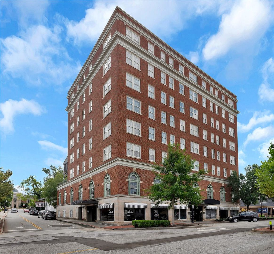 Anderson Apartment: 402 North Main Street