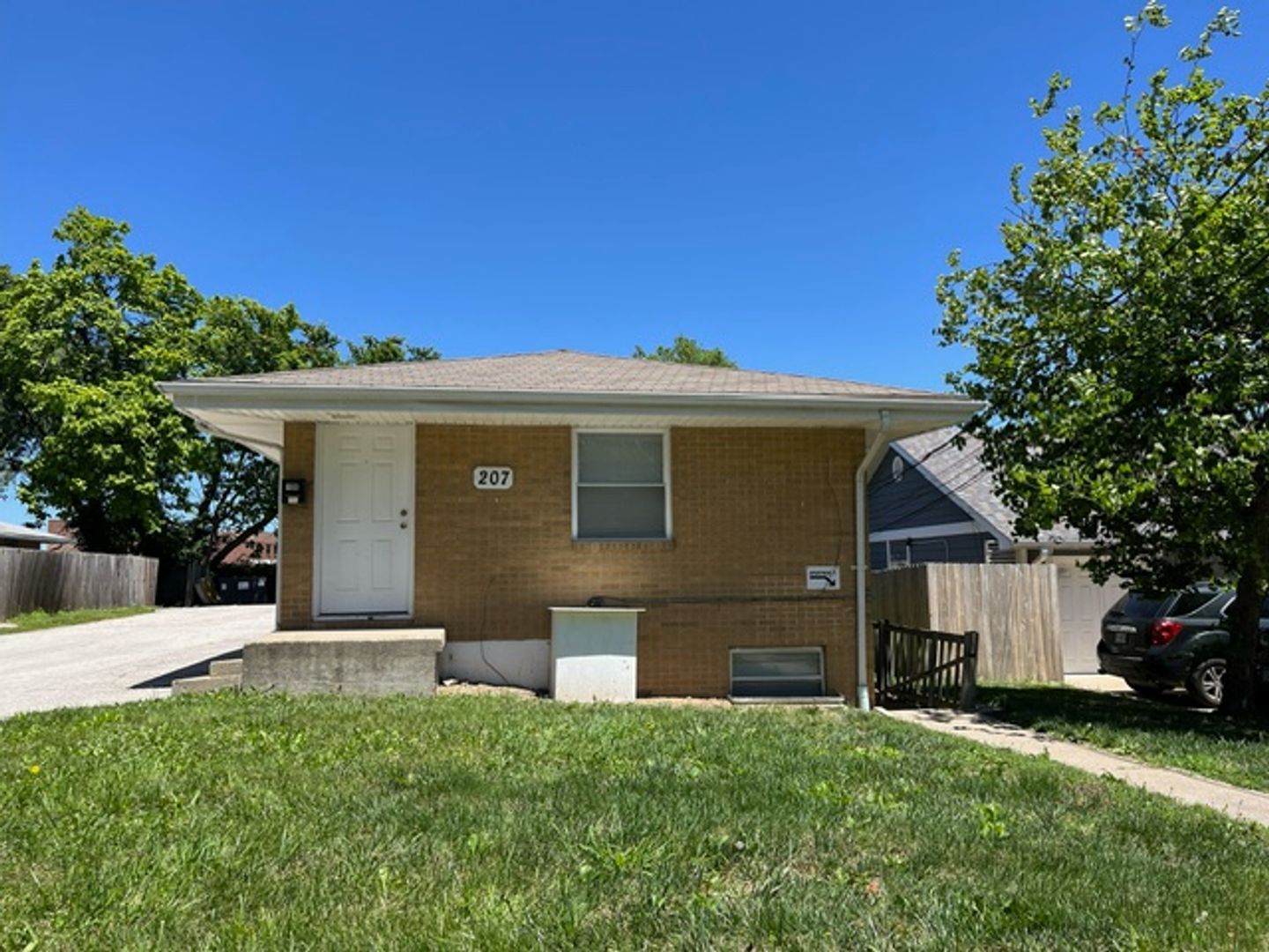 Columbia Apartment: 207 Highview Ave.