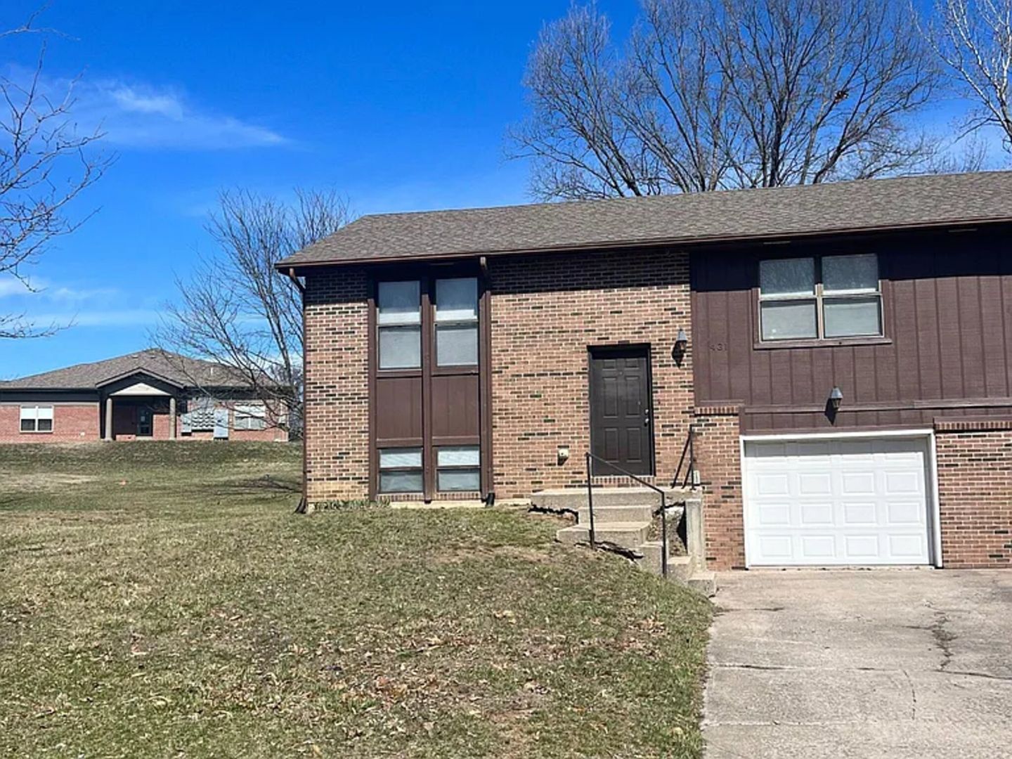 Columbia Apartment: 429 - 431 Maple Grove Way