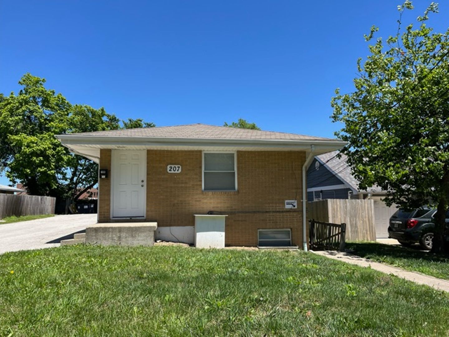 Columbia Apartment: 207 Highview Ave.