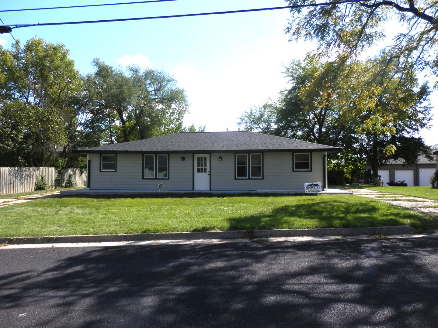 Columbia Apartment: 1906 Gordon St.