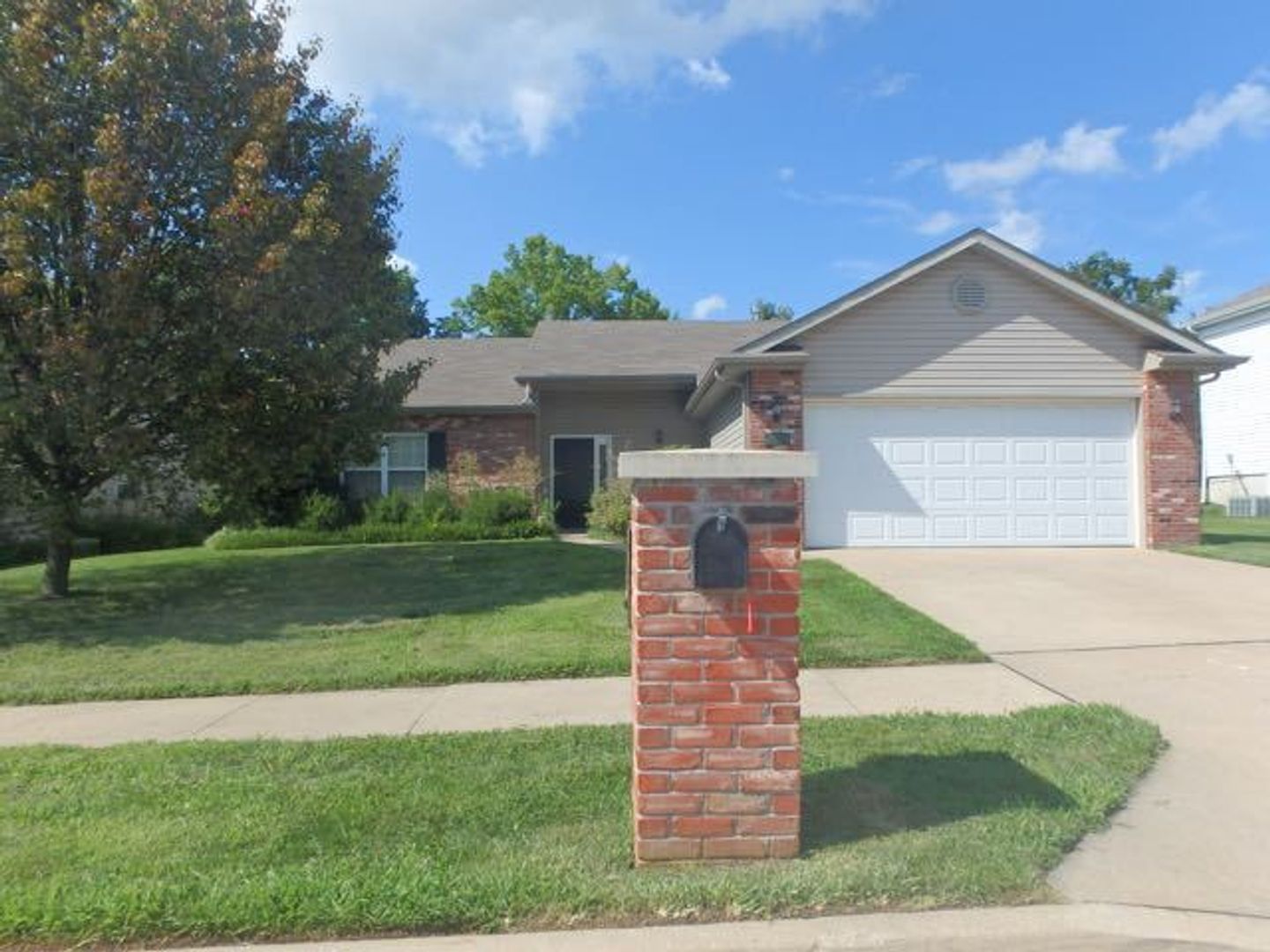 Columbia House: 2303 Silver Leaf Ct.