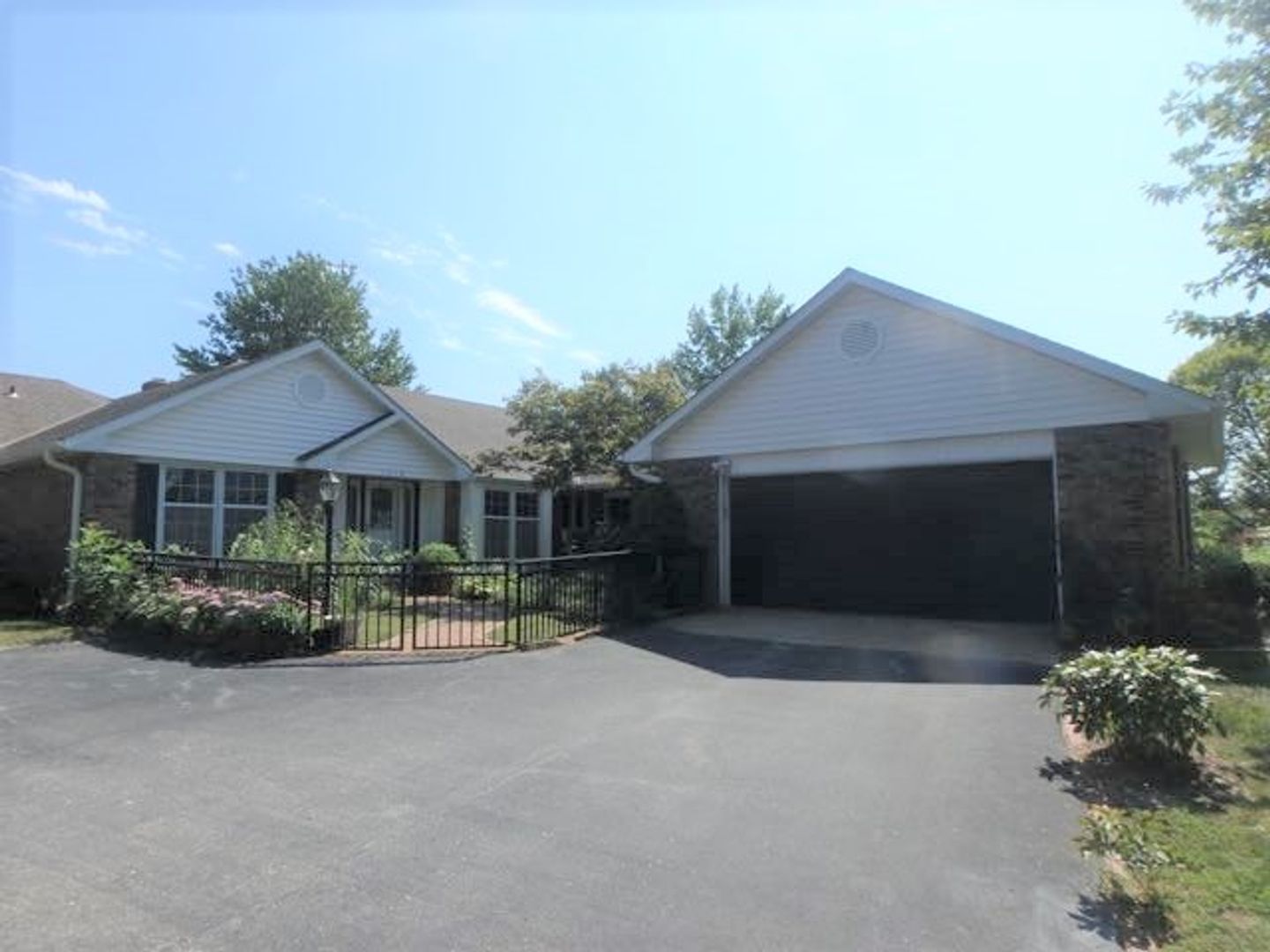 Columbia Condo: 1510 Woodrail Ave.