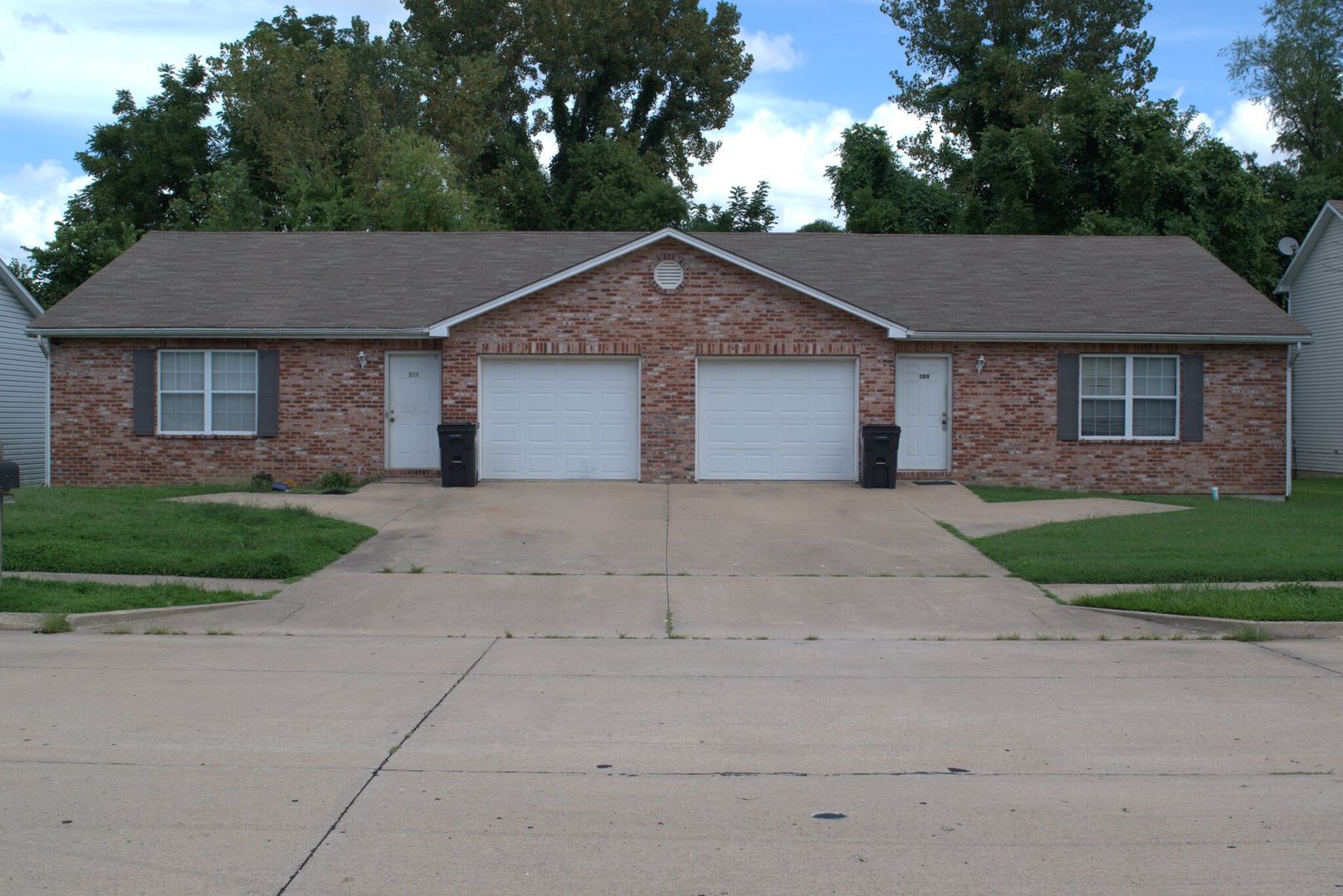 Columbia Apartment: 309-311 Dads Way