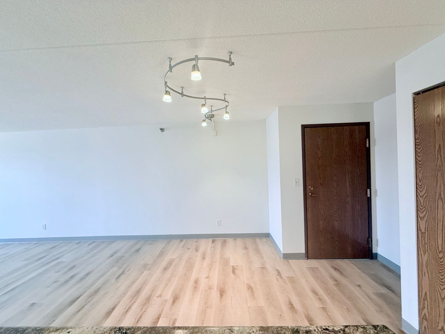 Duluth Apartment: 1902 Saint Louis Avenue