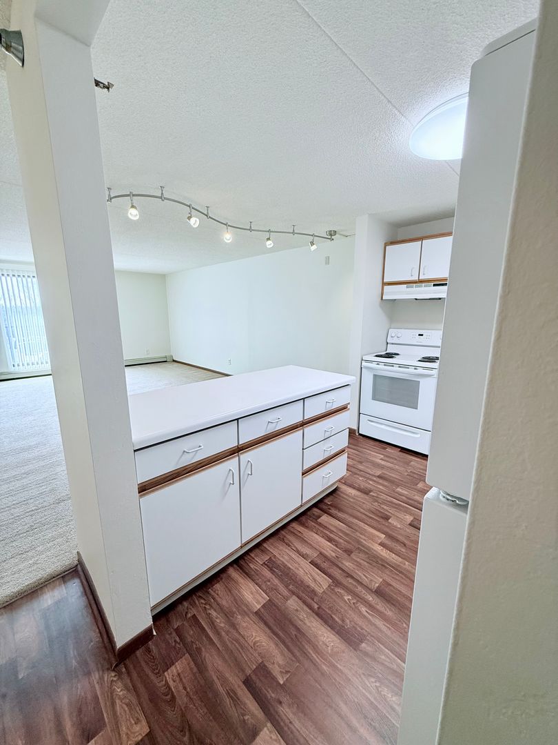 Duluth Apartment: 1902 Saint Louis Avenue