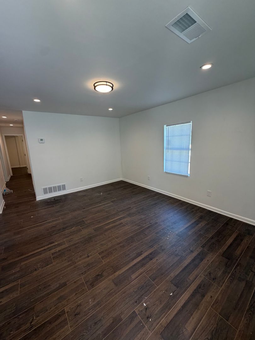 851 N Claybrook St 3 of 12