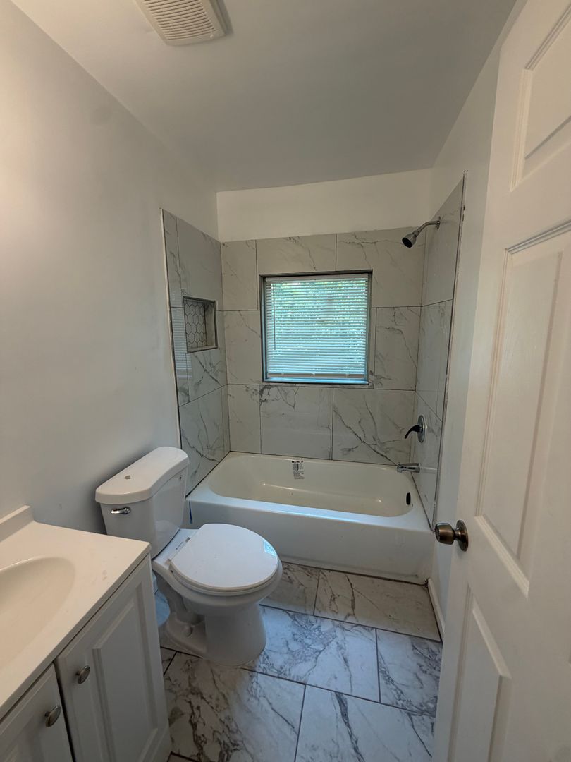 851 N Claybrook St 8 of 12