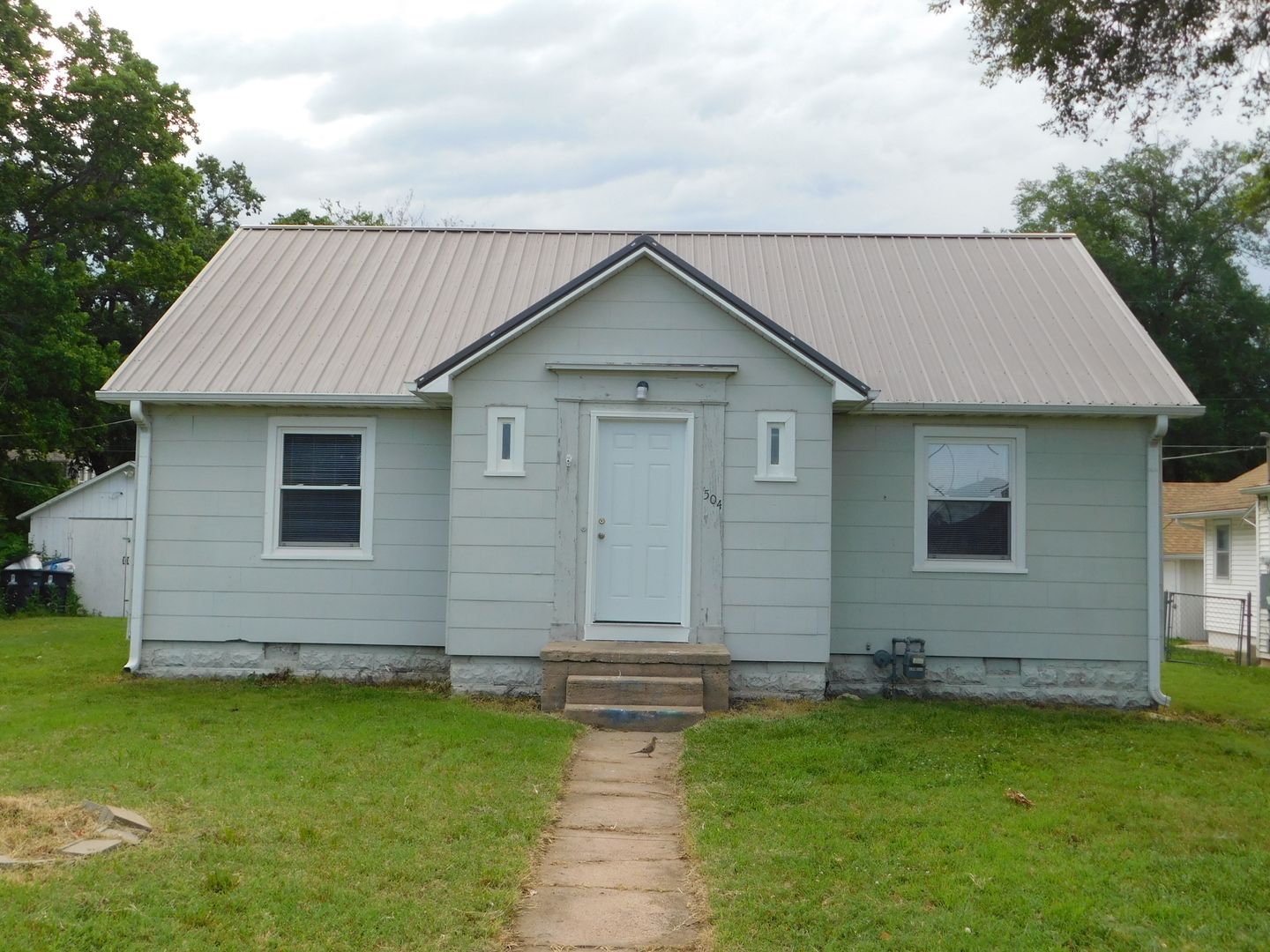 2 Bed 1 Bath House in El Dorado w/ Hardwood Floors and Central Heat and Air