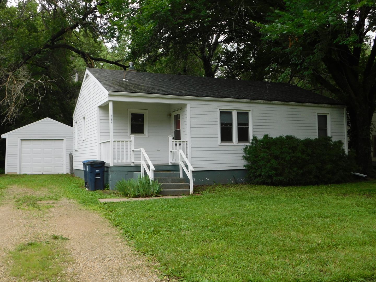 Very nice 3 bedroom/1 bath in El Dorado! 