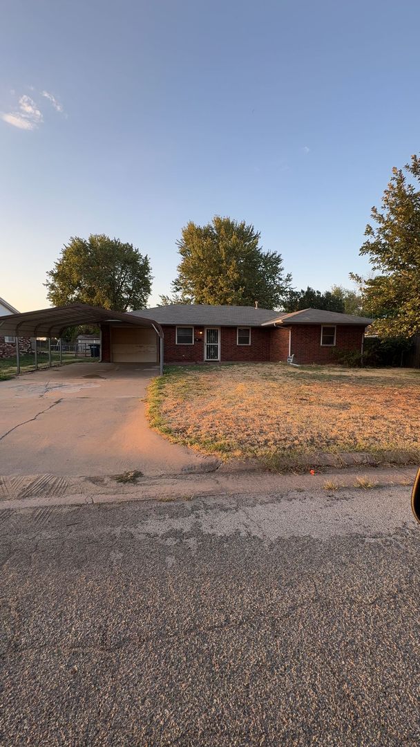 Enid House: 706 CHISHOLM TRAIL