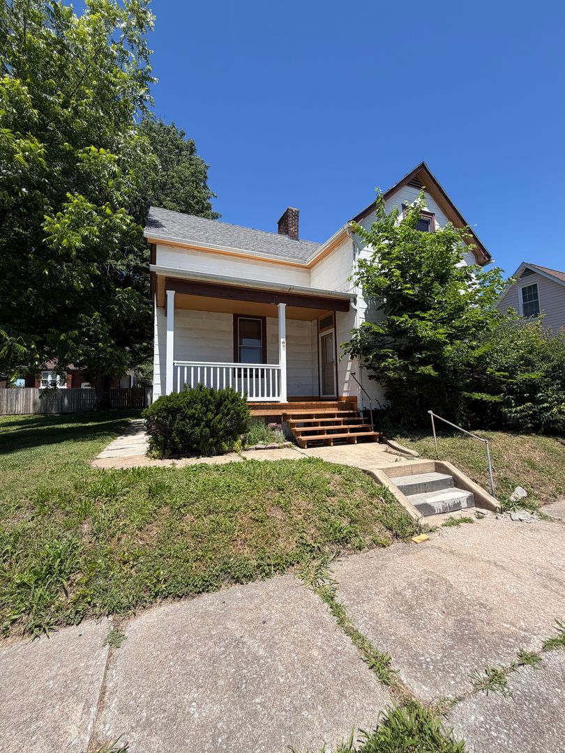 Belleville Apartment: 1305 North Church Street
