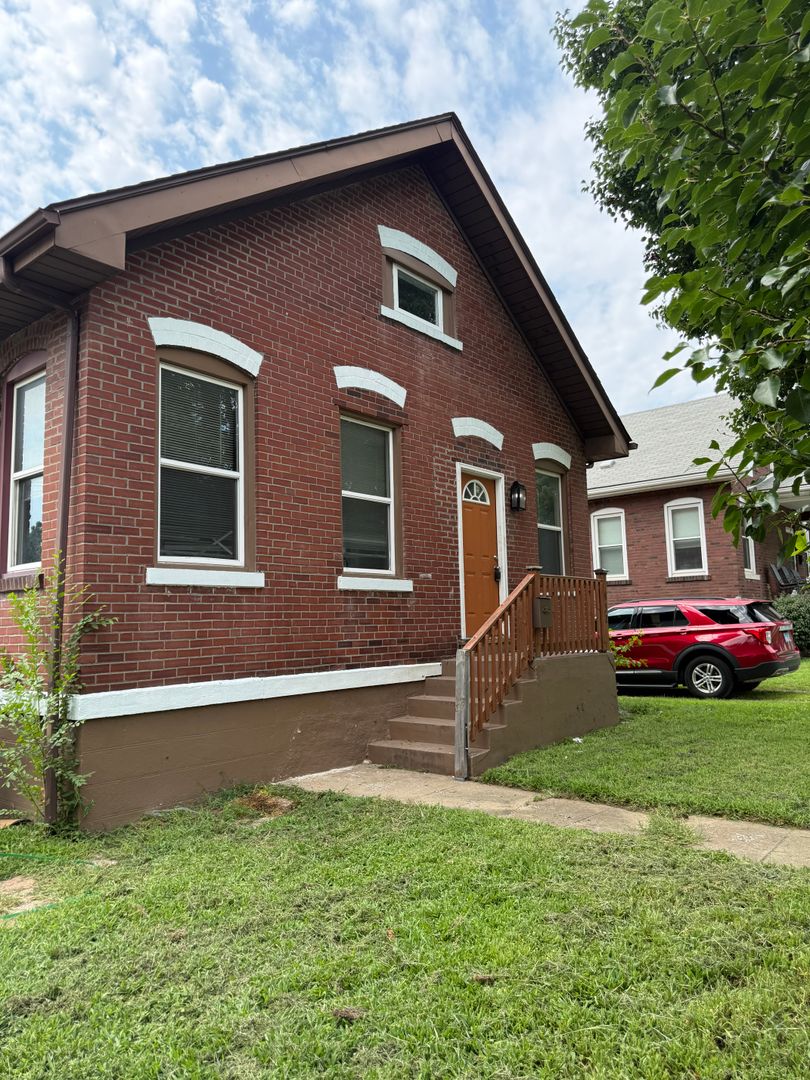Woodriver House: 452 Whitelaw