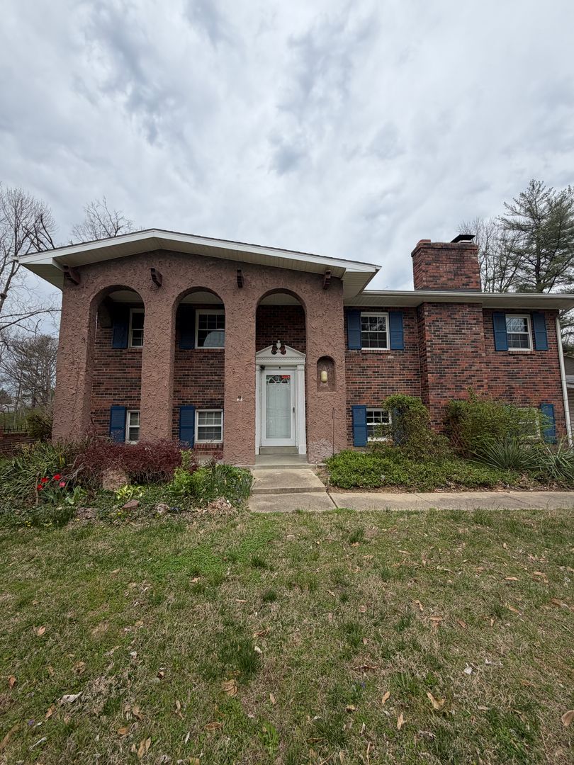 Fairview Heights House: 217 Jubaka Drive