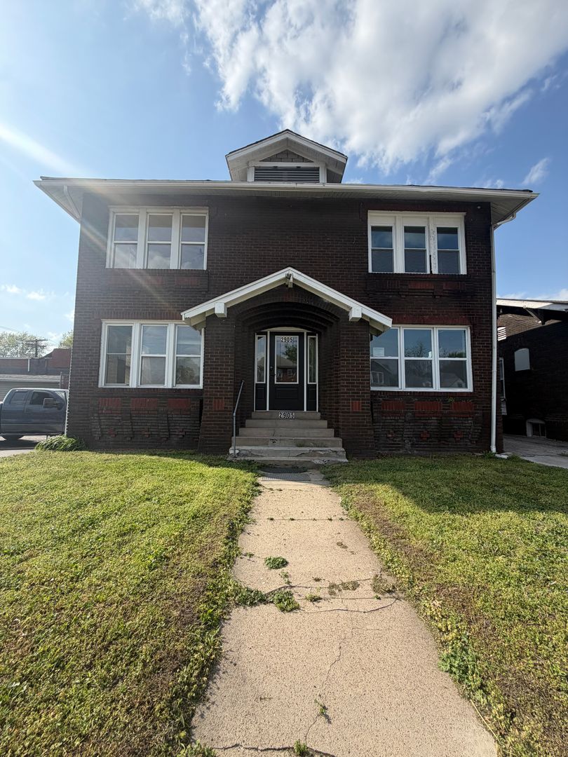 Granite City Apartment: 2905 Madison Ave