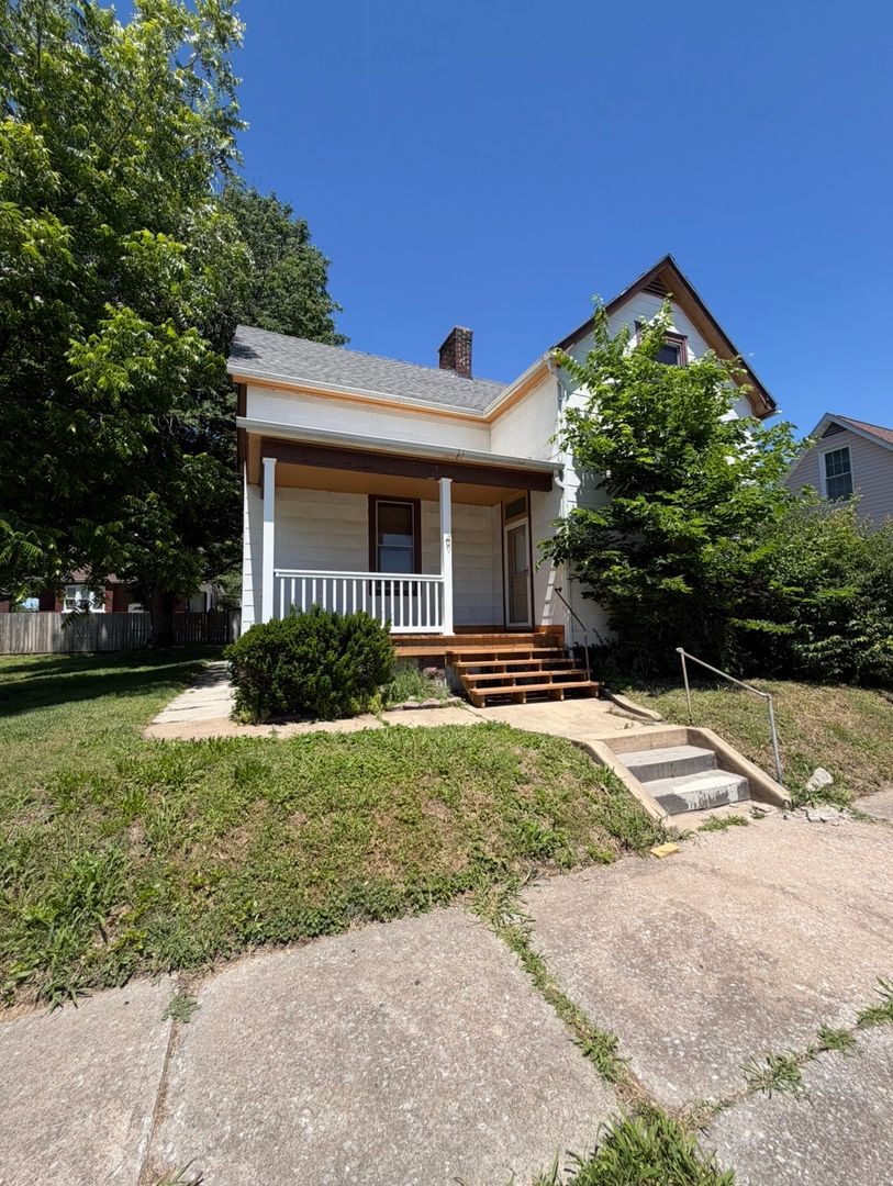 Belleville Apartment: 1305 North Church Street