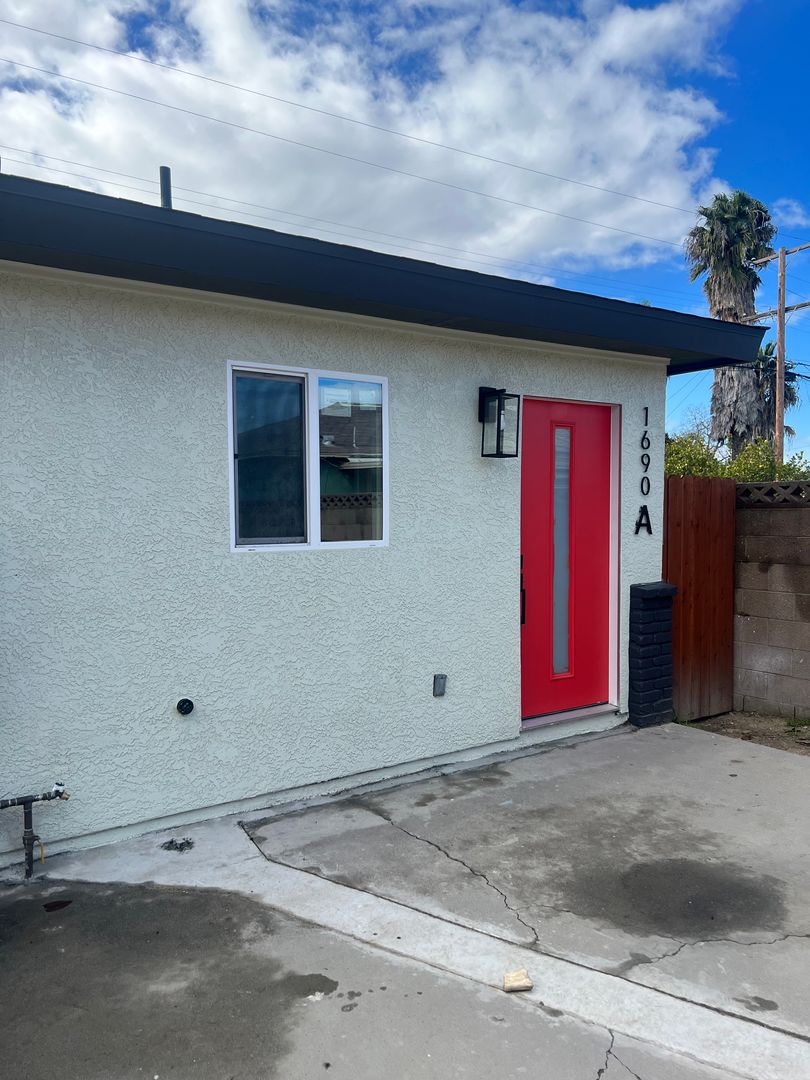 Long Beach Apartment: 1688 E Plymouth St