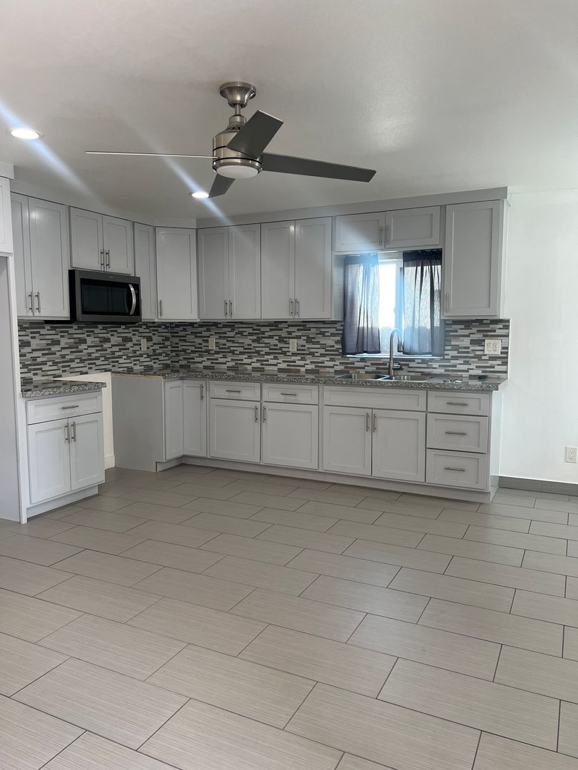 South Gate Apartment: 8677 Dearborn Ave