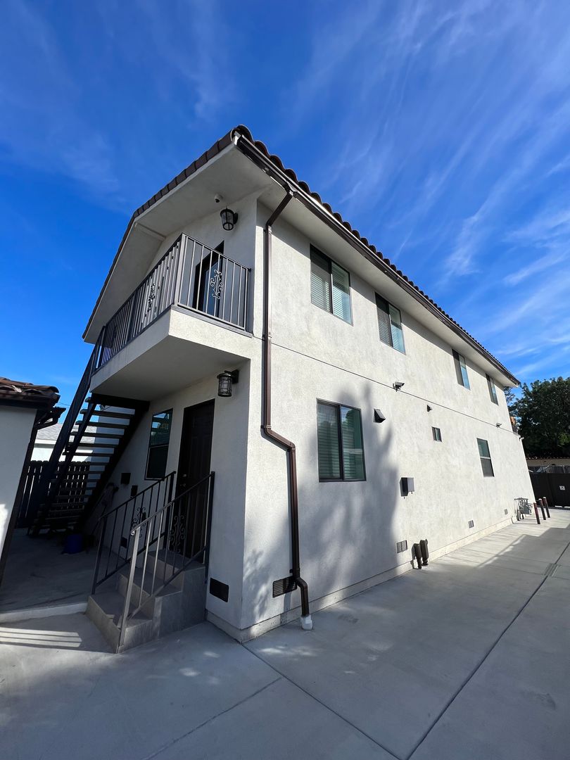 South Gate Apartment: 8677 Dearborn Ave
