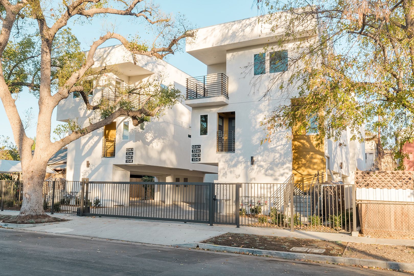 North Hollywood Apartment: 5248 Cleon Ave