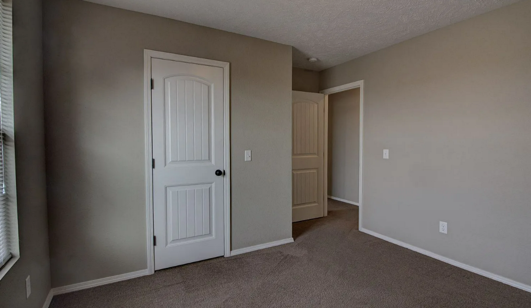 Ozark House: 1704 N Hoover Dr