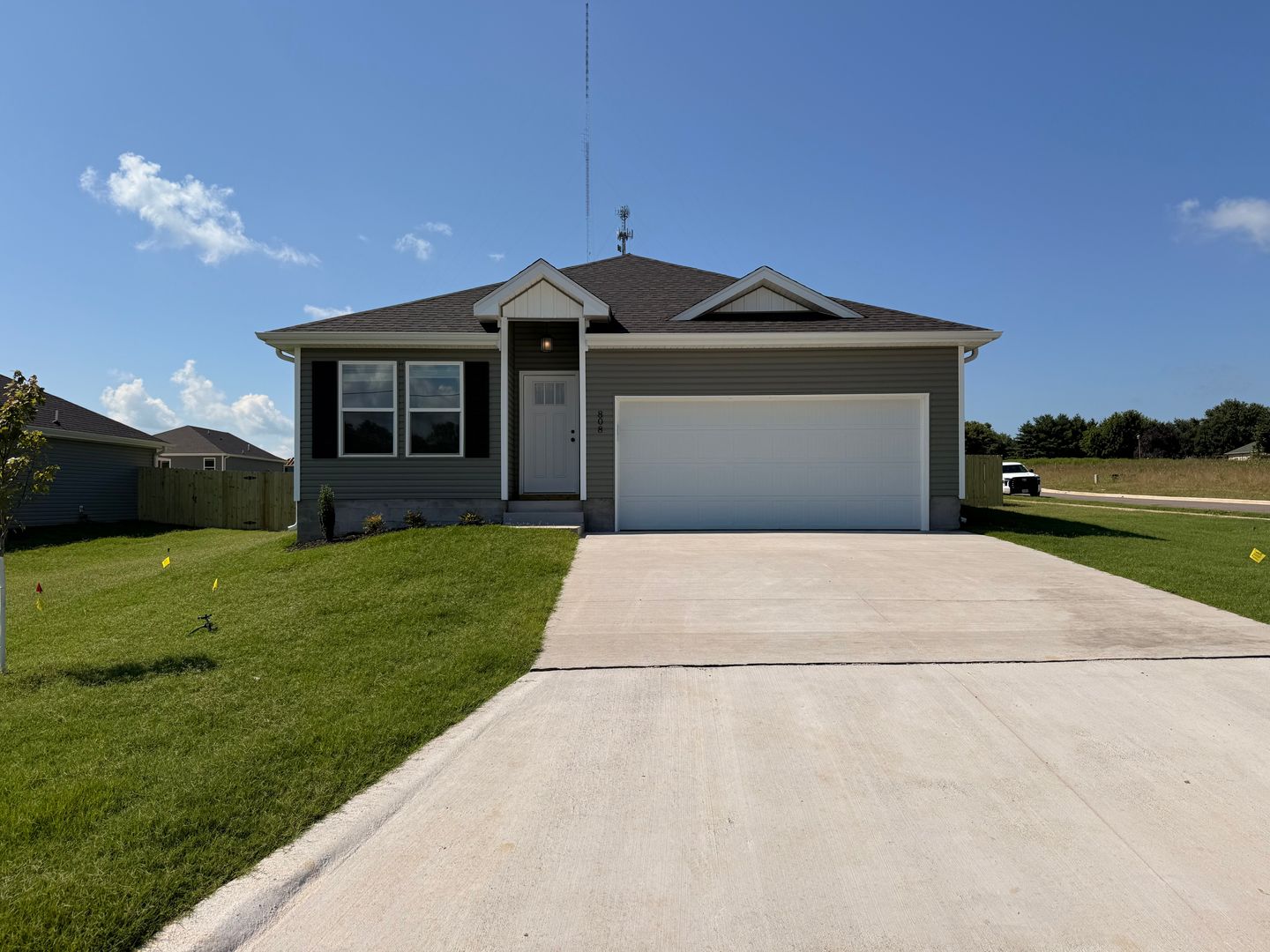Nixa House: 806 W Coleson St
