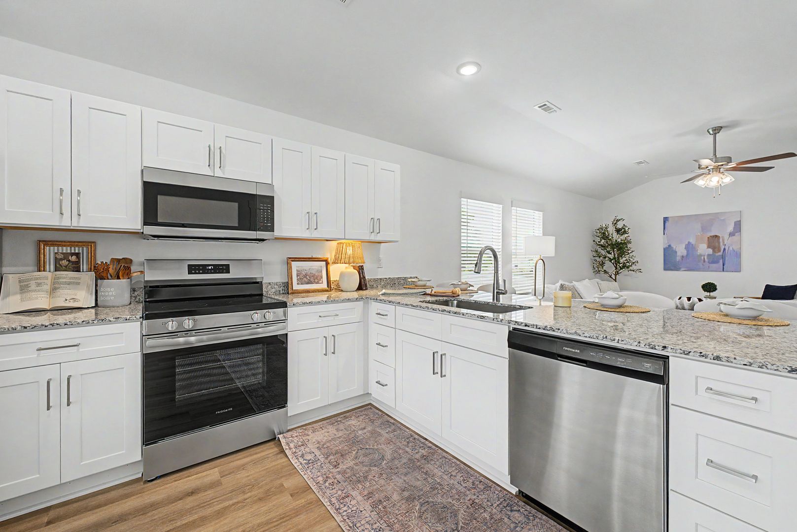 Nixa House: 808 W Coleston St