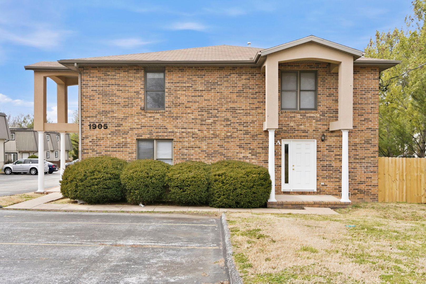 Springfield Apartment: 1905-1909 S. Ingram Mill Road