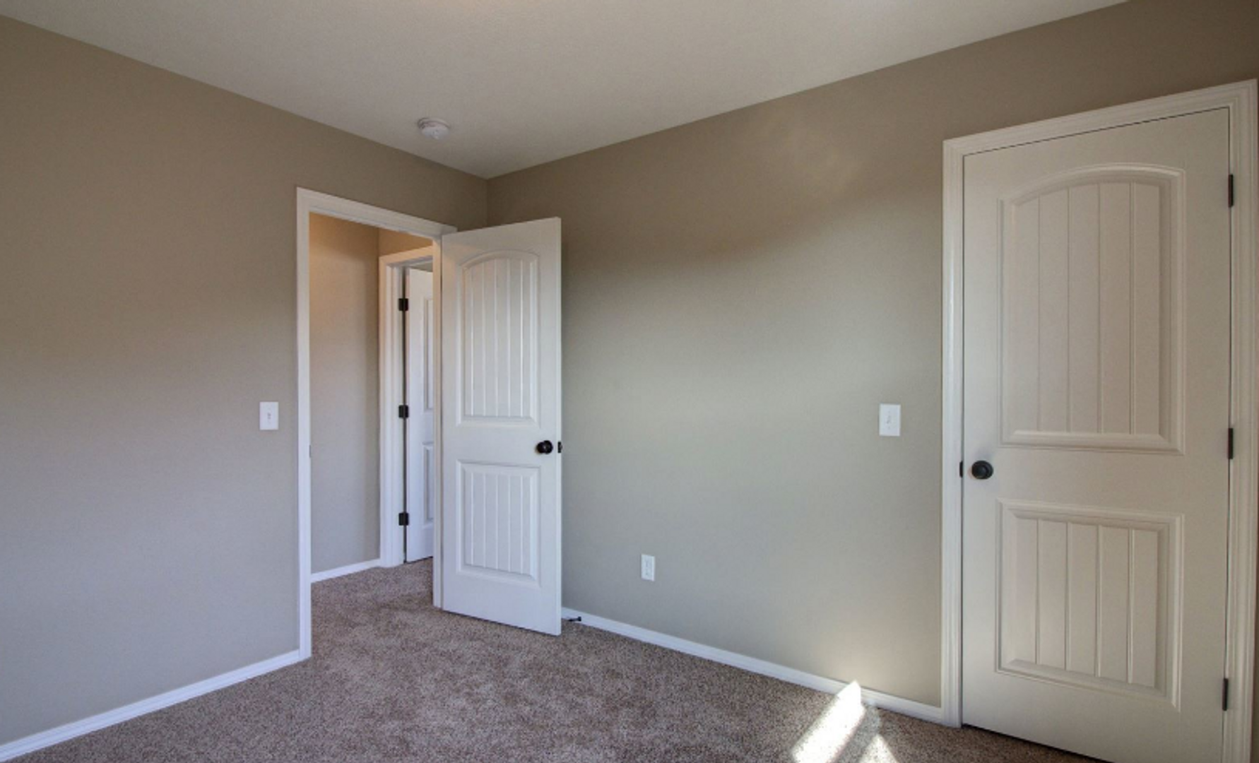 Springfield House: 5512 W Tea St