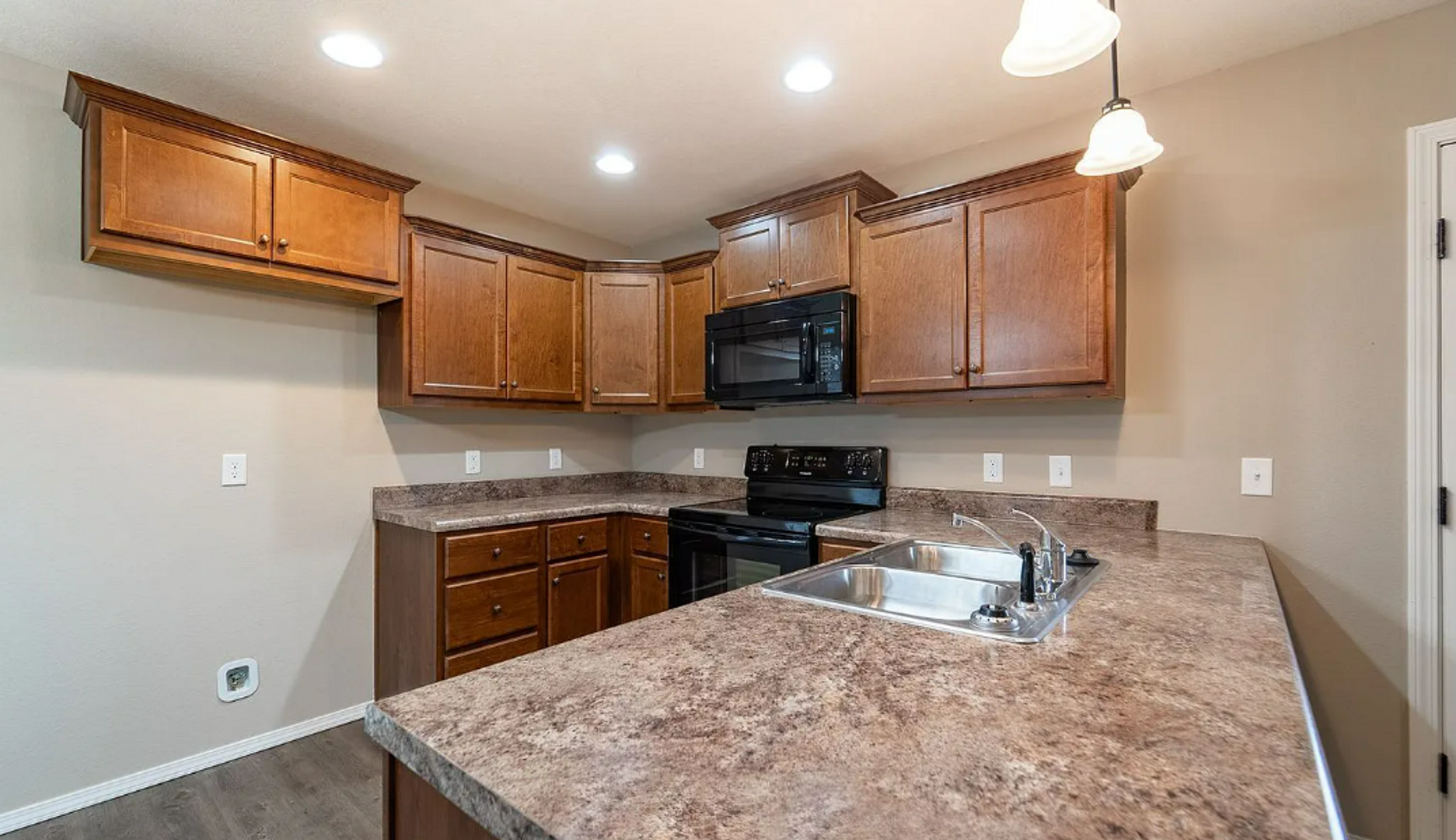 Springfield House: 852 S Waco Ave