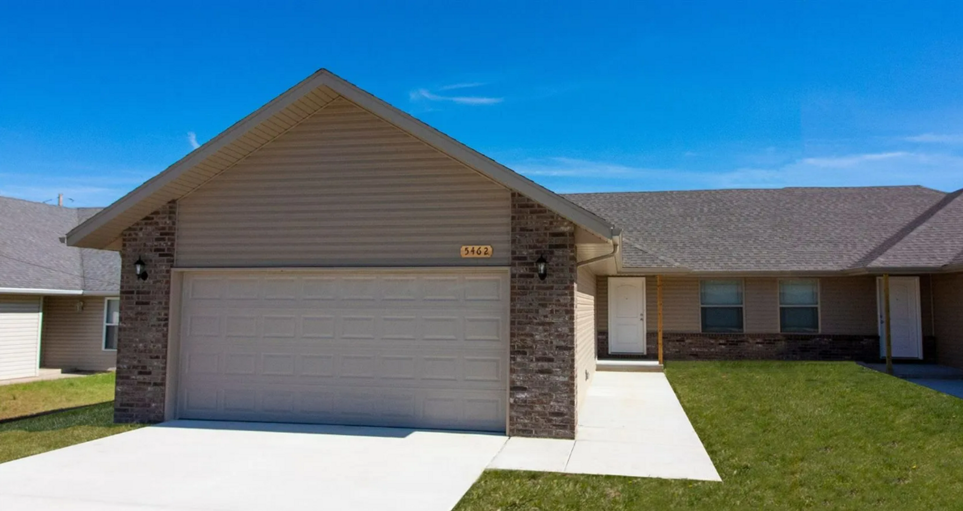 Battlefield House: 5462 S Main St