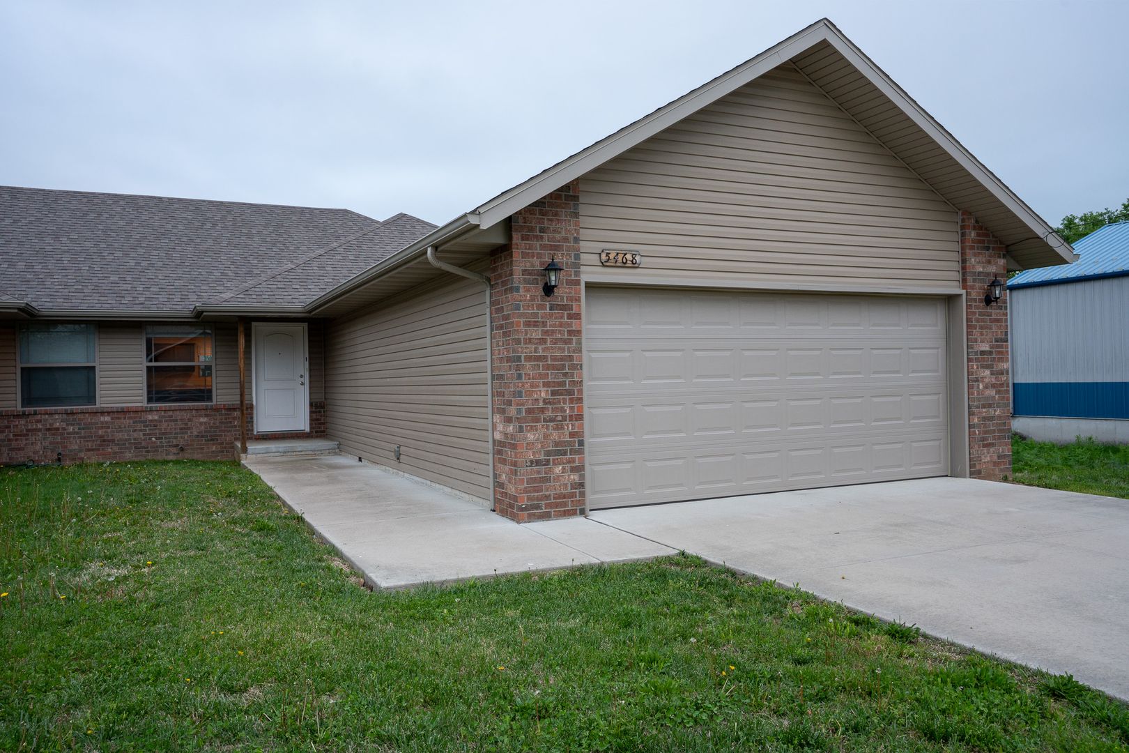 Battlefield House: 5468 S Main St