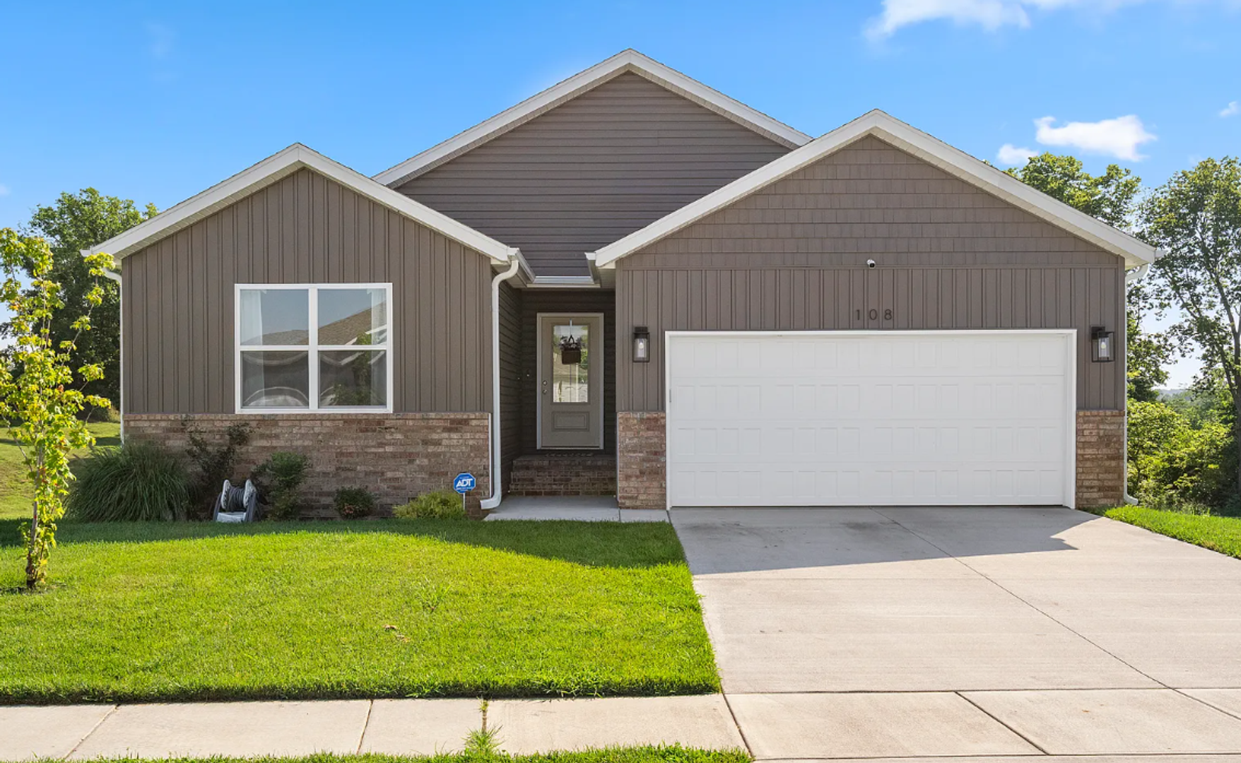 Nixa House: 108 N. Bison Court