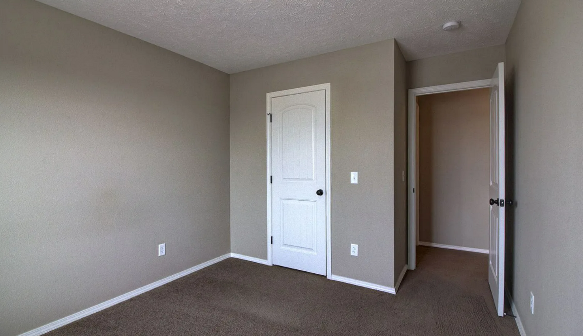 Ozark House: 1704 N Hoover Dr