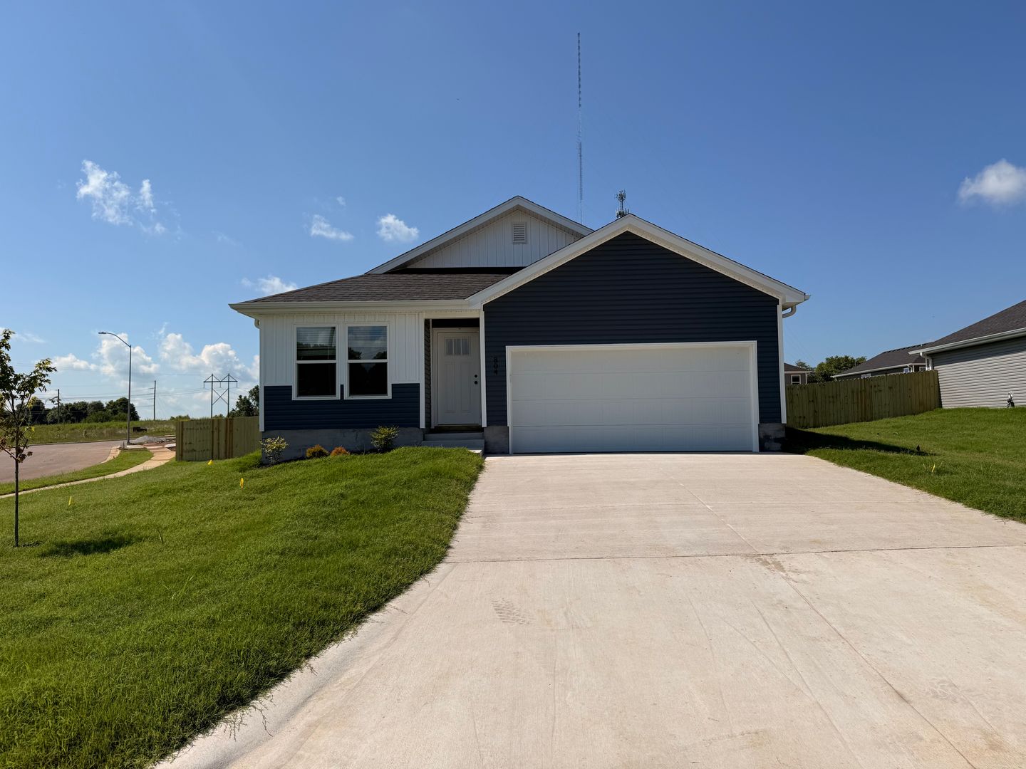 Nixa House: 804 W Coleson St