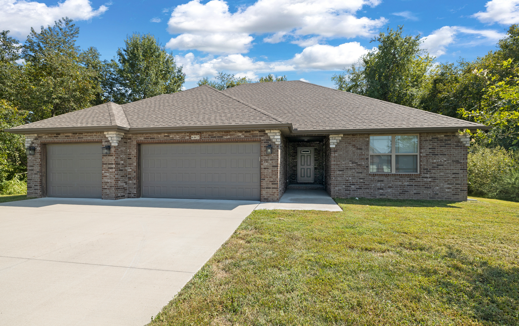 Springfield House: 662 S Long Dr