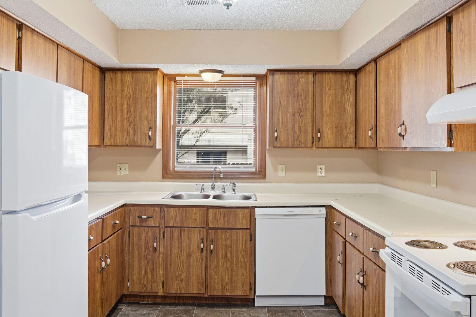 Springfield Apartment: 1905-1909 S. Ingram Mill Road